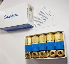 B-600-2-8 SWAGELOK Male Elbow Tube Pipe Box