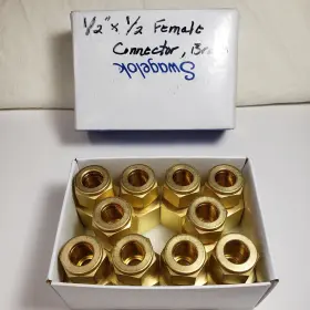 B-810-7-8 SWAGELOK Female Connector Box
